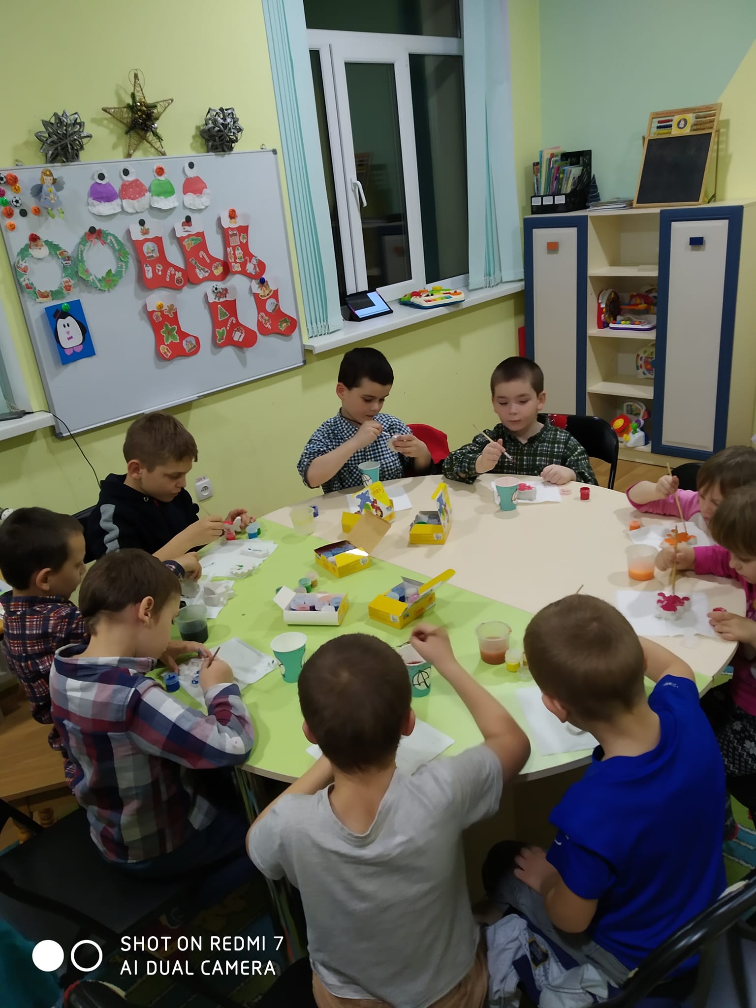 На зображенні може бути: 7 людей, дитина, люди стоять, люди сидять, у приміщенні та текст «E0 0 -- SHOT ON REDMI 7 AI DUAL CAMERA»