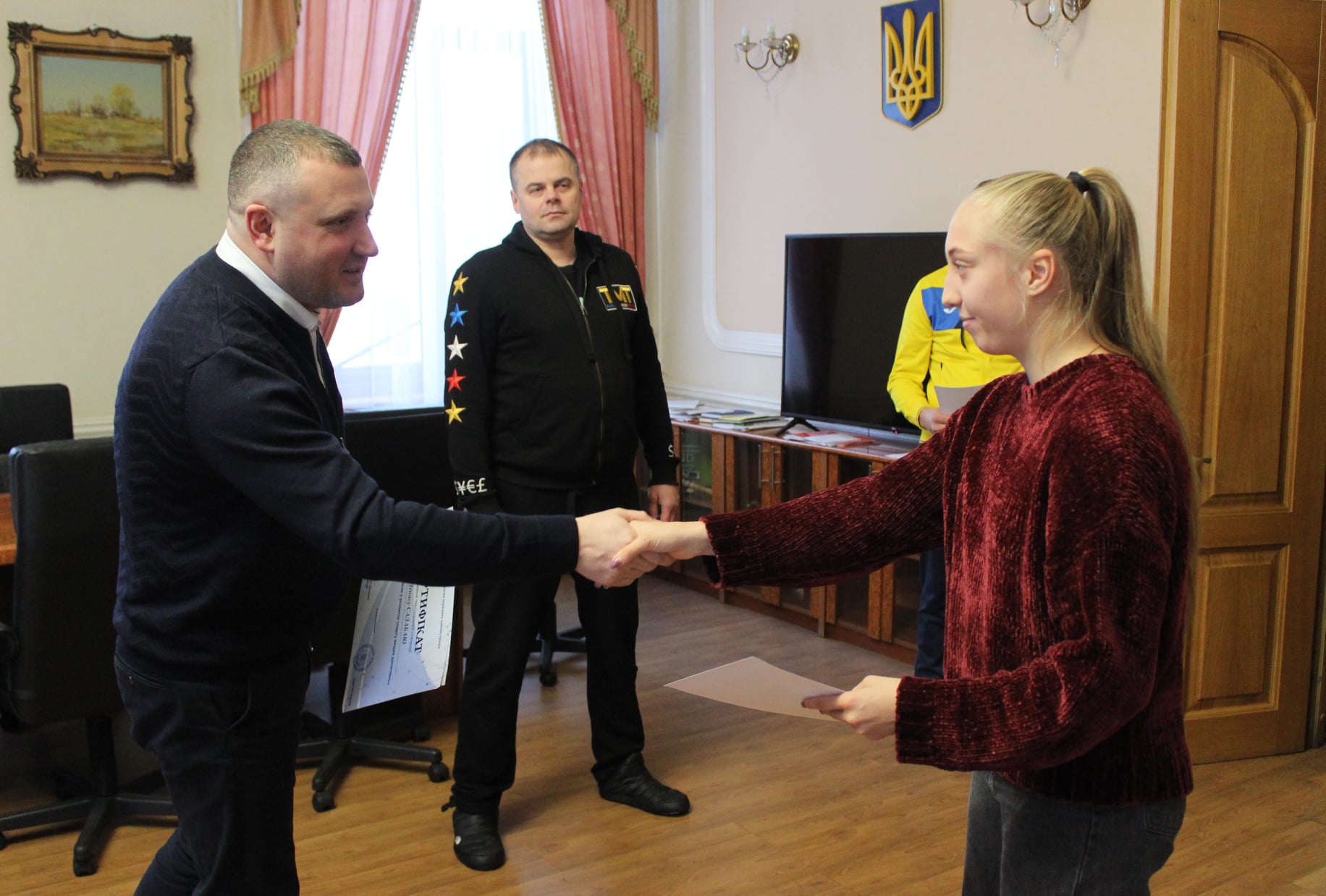 Новини Хмельницького - фото з 51 спортсмен Хмельниччини матиме стипендії. Хто і скільки (СПИСОК) На зображенні може бути: 3 людини, люди стоять та у приміщенні