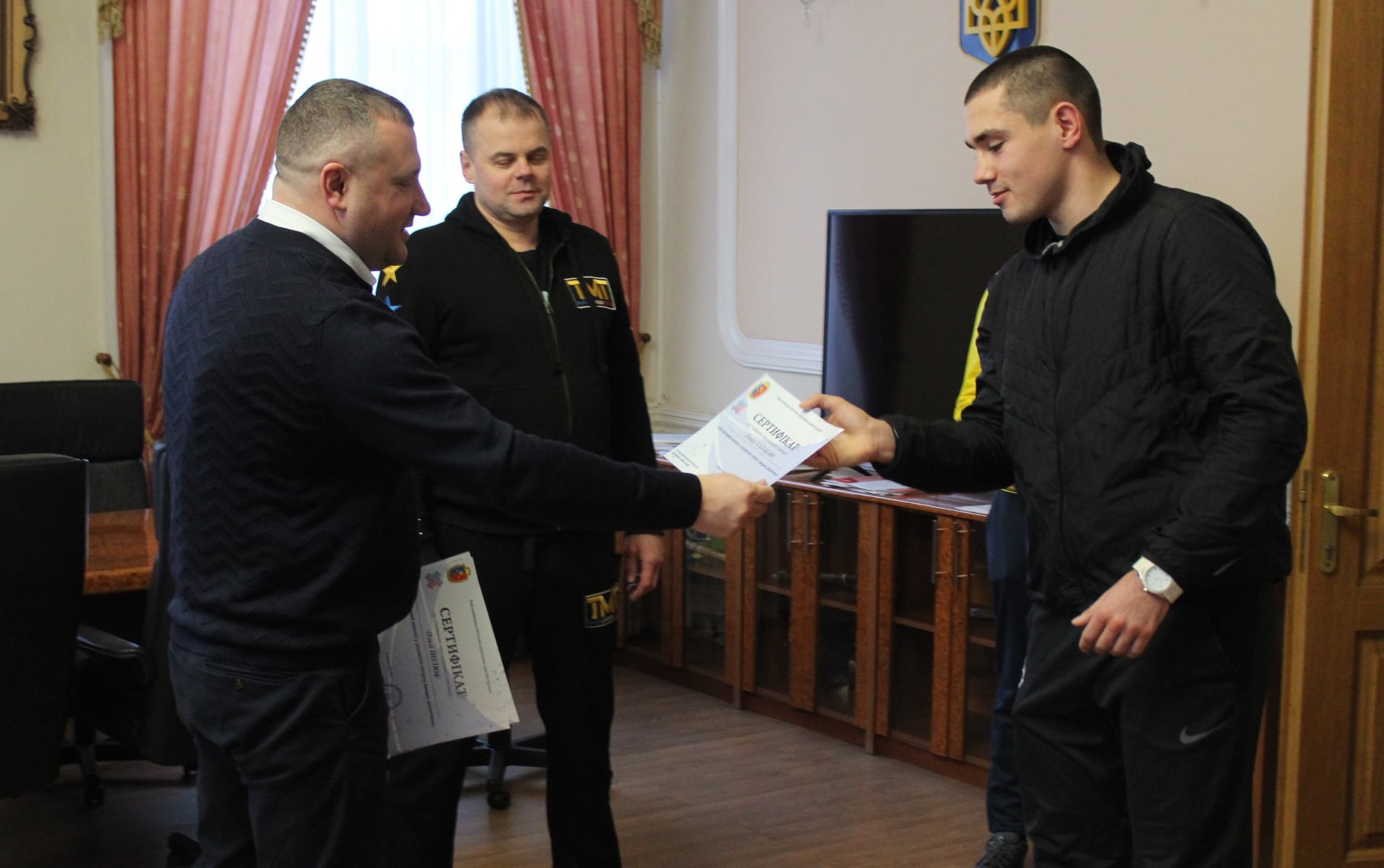 Новини Хмельницького - фото з 51 спортсмен Хмельниччини матиме стипендії. Хто і скільки (СПИСОК) На зображенні може бути: 2 людини, люди стоять та у приміщенні