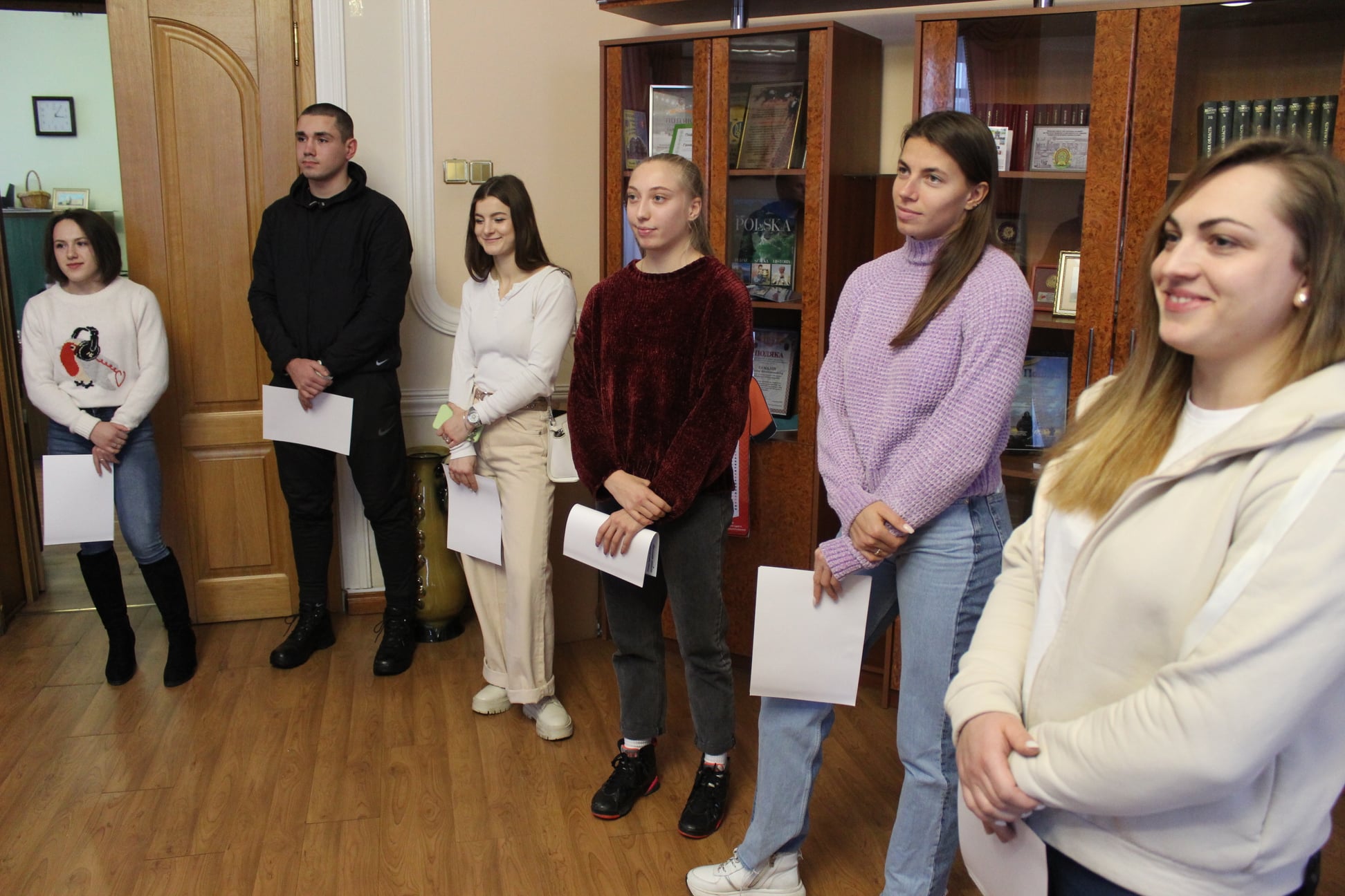 Новини Хмельницького - фото з 51 спортсмен Хмельниччини матиме стипендії. Хто і скільки (СПИСОК) На зображенні може бути: 6 людей, люди сидять, люди стоять та у приміщенні