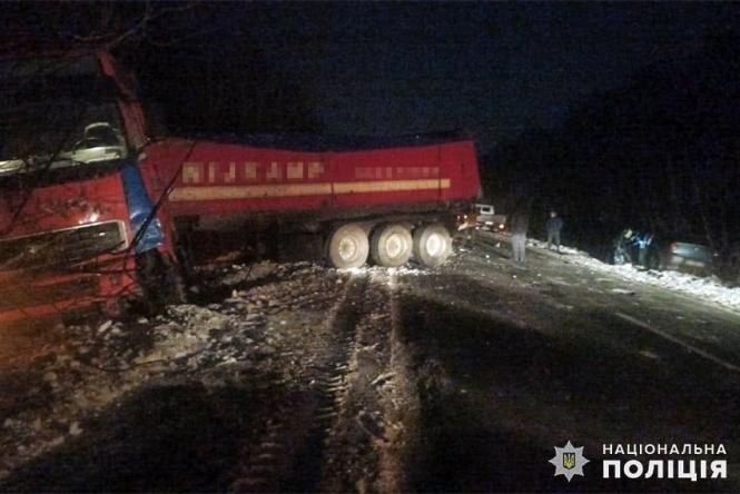 Новини Хмельницького - фото з На Хмельниччині «Dacia» зіткнулась з вантажівкою. На місці загинула 29-річна жінка