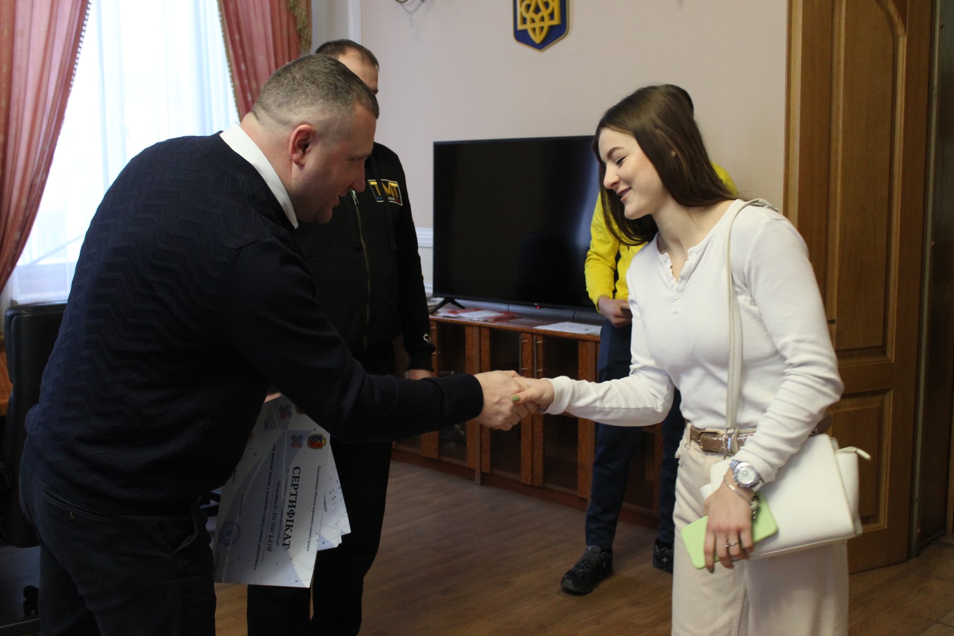 Новини Хмельницького - фото з 51 спортсмен Хмельниччини матиме стипендії. Хто і скільки (СПИСОК) На зображенні може бути: 2 людини, люди стоять та у приміщенні