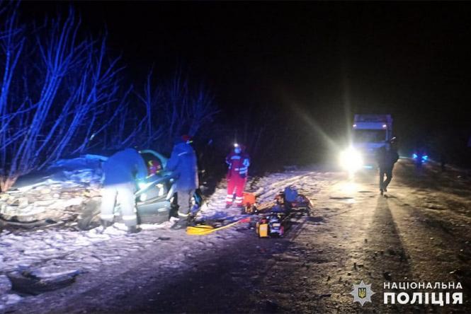 Новини Хмельницького - фото з На Хмельниччині «Dacia» зіткнулась з вантажівкою. На місці загинула 29-річна жінка