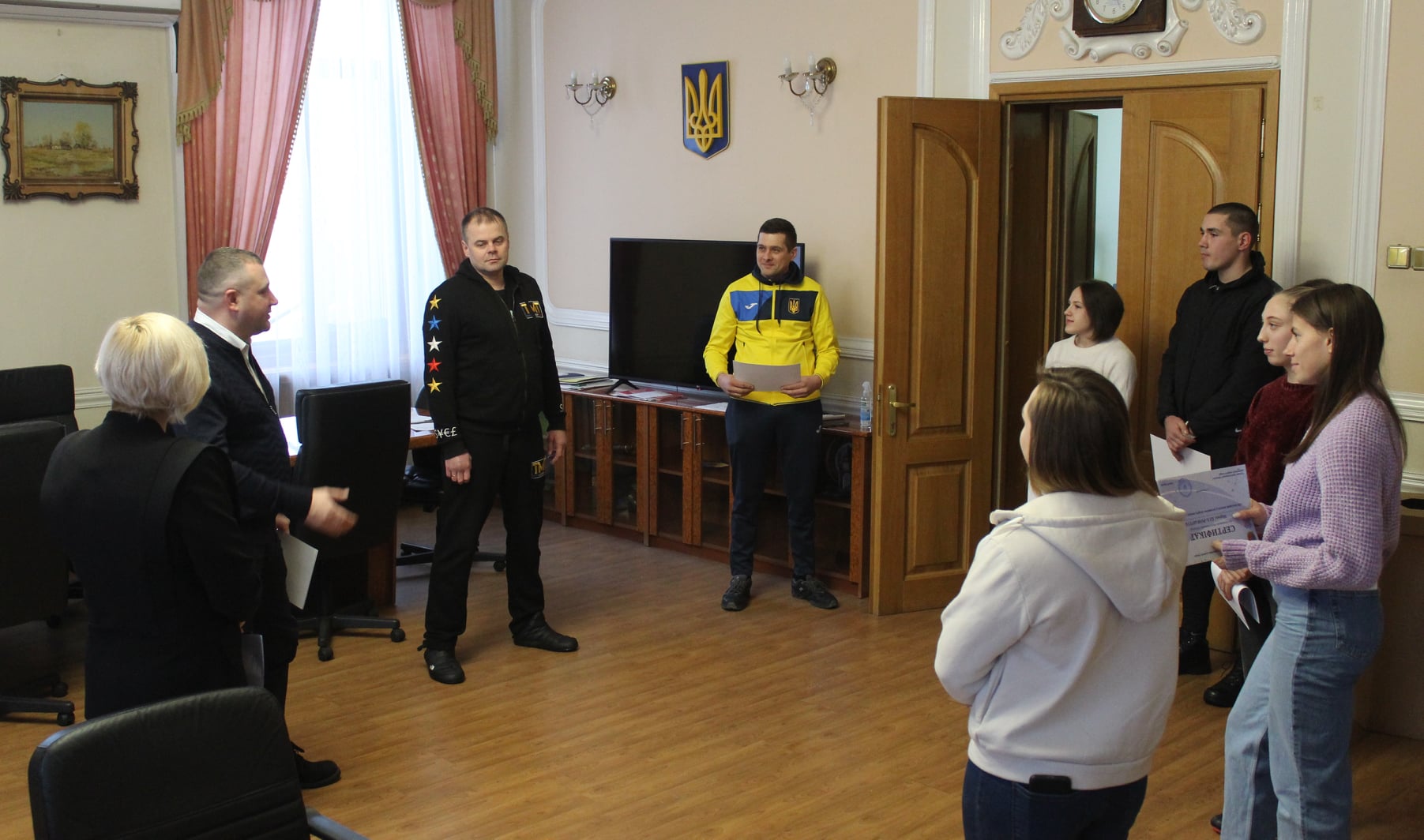 Новини Хмельницького - фото з 51 спортсмен Хмельниччини матиме стипендії. Хто і скільки (СПИСОК) На зображенні може бути: 8 людей, люди стоять та у приміщенні