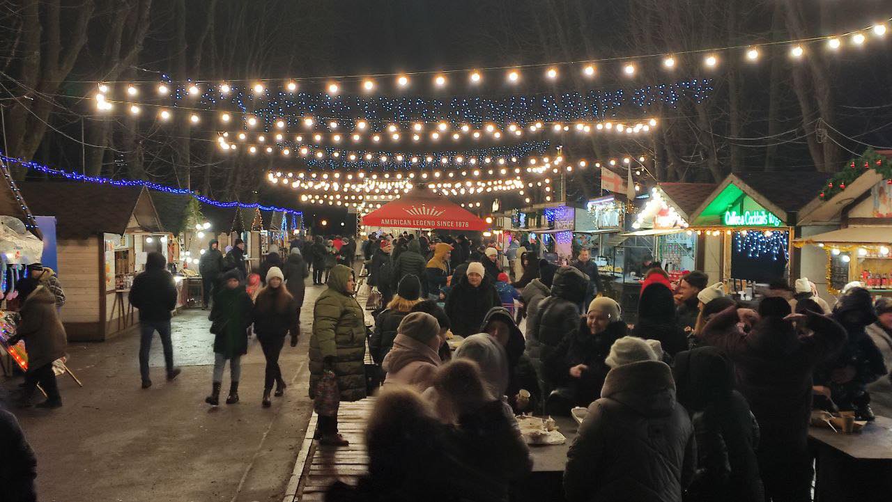 Новини Вінниці - фото з Свято під дощем. У Вінниці закрили головну ялинку, атракціони ще працюватимуть
