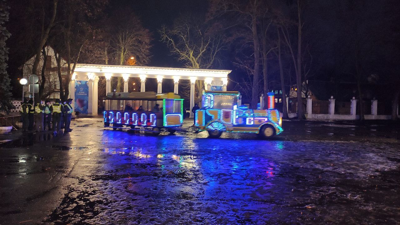 Новини Вінниці - фото з Свято під дощем. У Вінниці закрили головну ялинку, атракціони ще працюватимуть