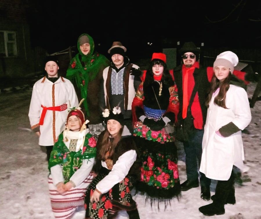 На зображенні може бути: 8 людей та люди стоять