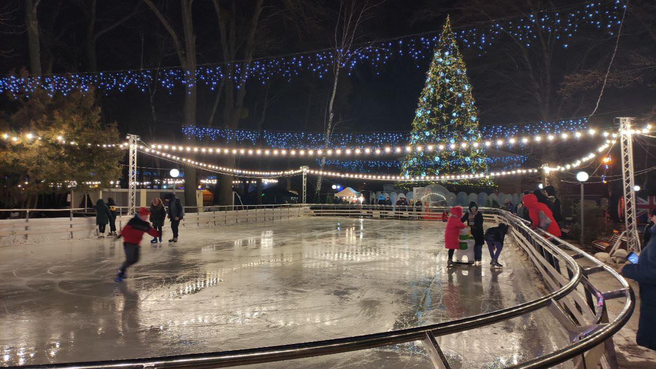 Новини Вінниці - фото з Свято під дощем. У Вінниці закрили головну ялинку, атракціони ще працюватимуть