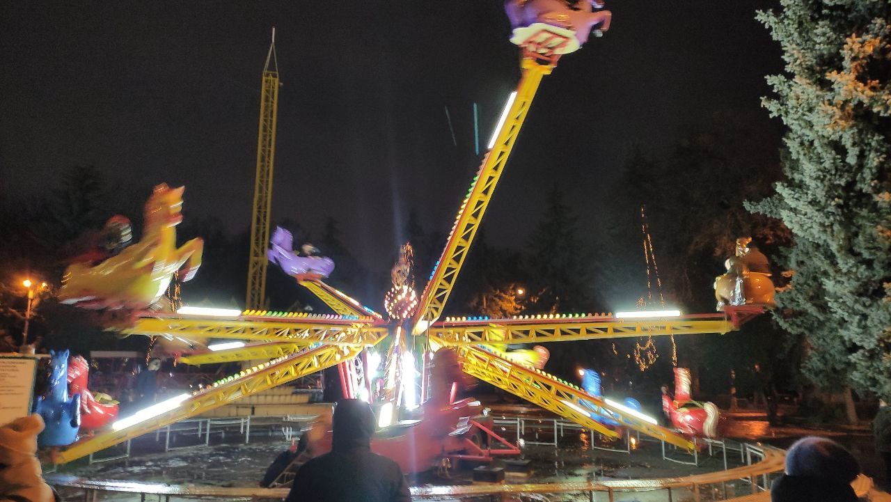 Новини Вінниці - фото з Свято під дощем. У Вінниці закрили головну ялинку, атракціони ще працюватимуть