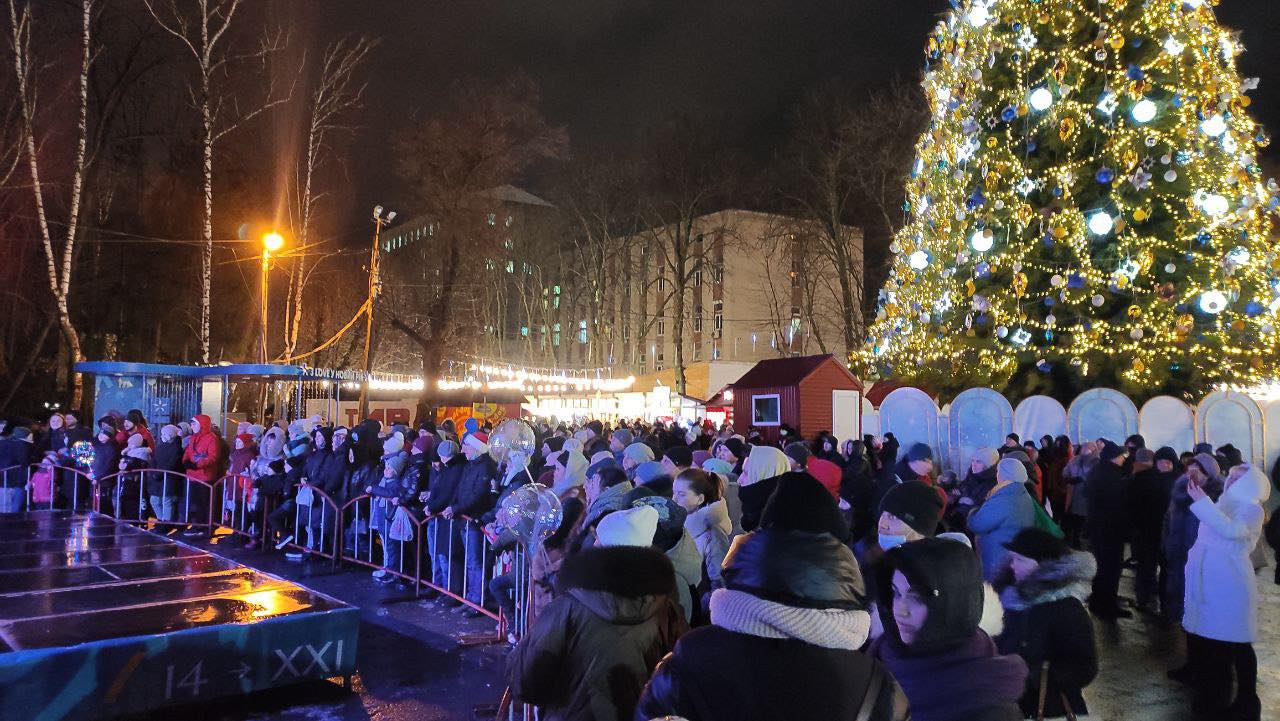 Новини Вінниці - фото з Свято під дощем. У Вінниці закрили головну ялинку, атракціони ще працюватимуть