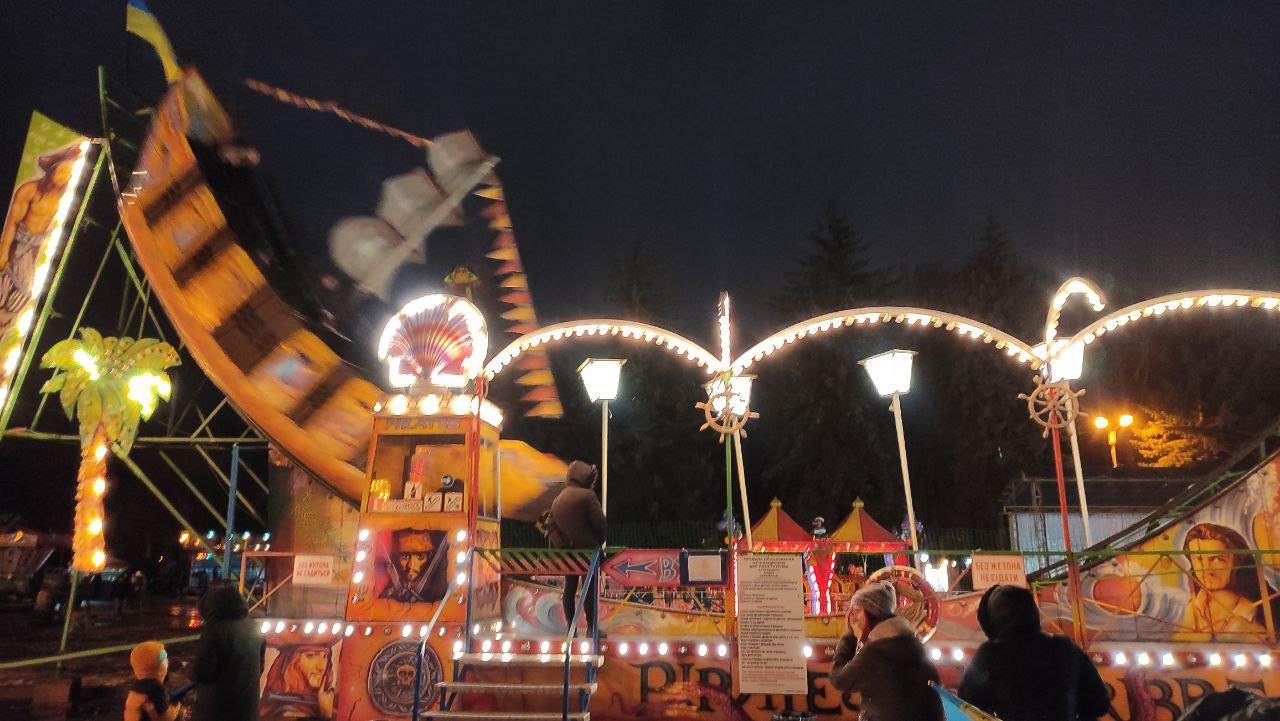 Новини Вінниці - фото з Свято під дощем. У Вінниці закрили головну ялинку, атракціони ще працюватимуть