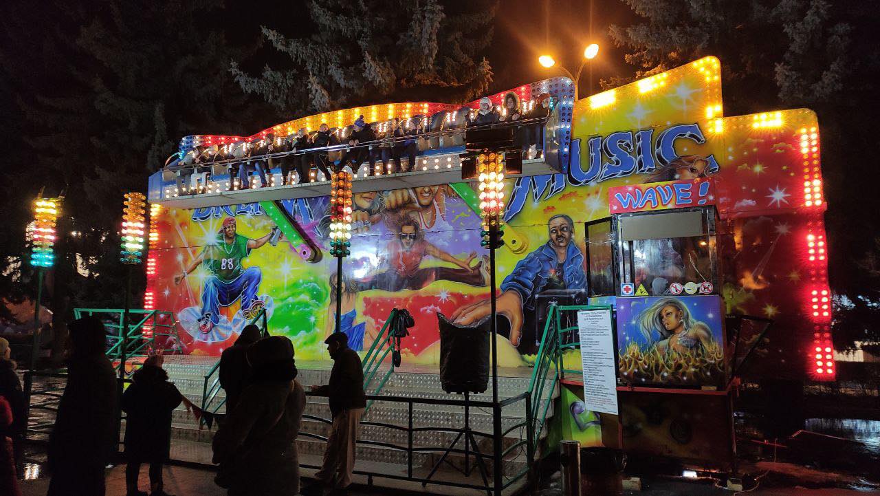 Новини Вінниці - фото з Свято під дощем. У Вінниці закрили головну ялинку, атракціони ще працюватимуть