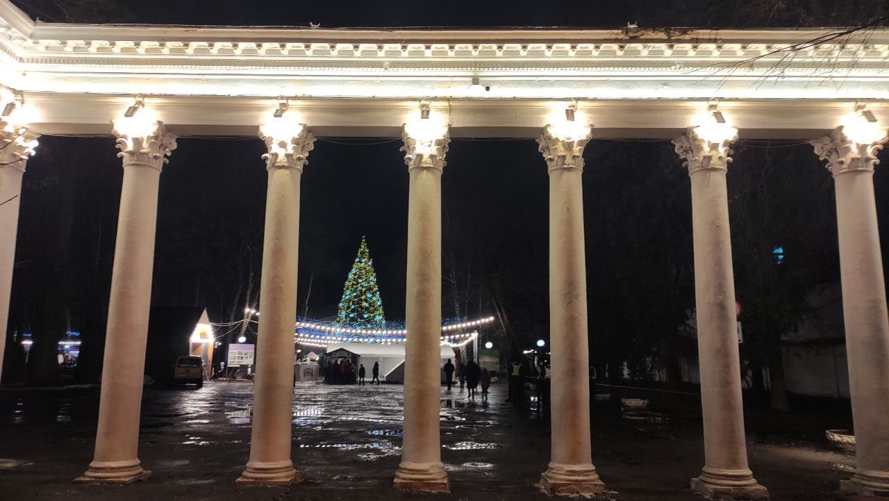 Новини Вінниці - фото з Свято під дощем. У Вінниці закрили головну ялинку, атракціони ще працюватимуть