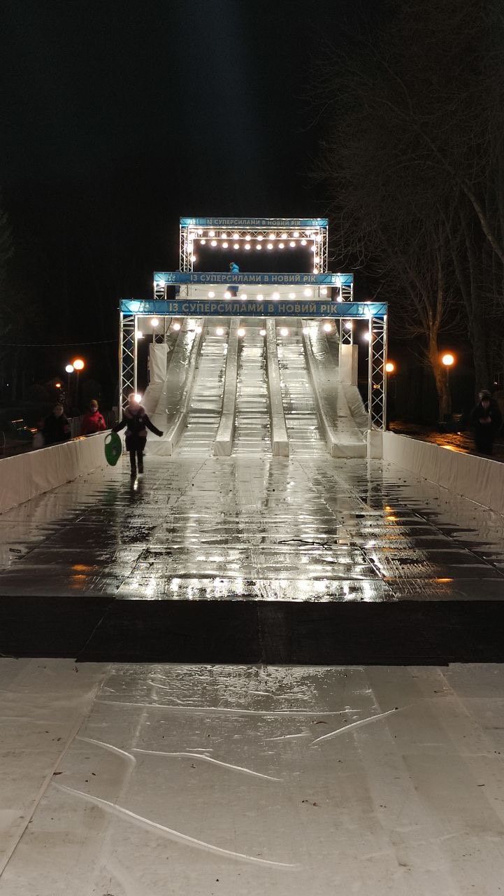 Новини Вінниці - фото з Свято під дощем. У Вінниці закрили головну ялинку, атракціони ще працюватимуть