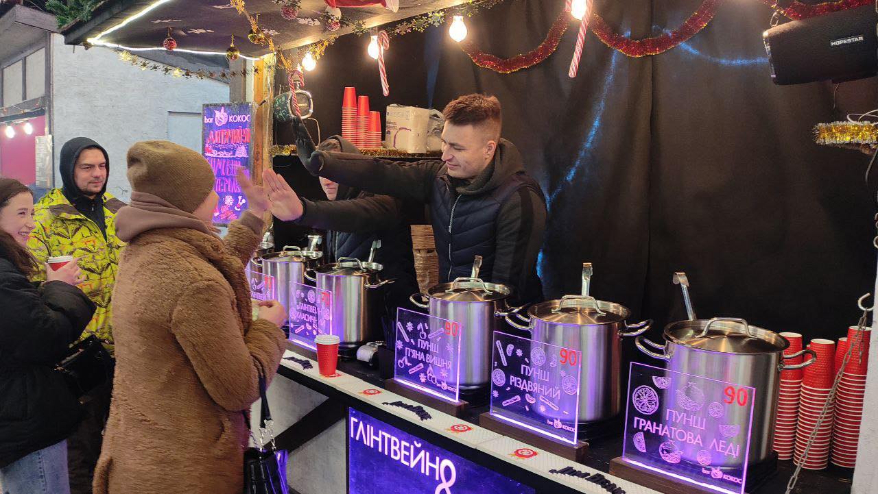 Новини Вінниці - фото з Свято під дощем. У Вінниці закрили головну ялинку, атракціони ще працюватимуть