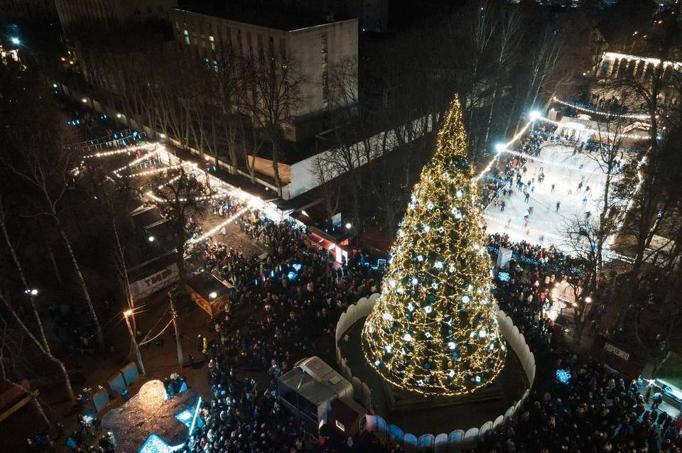 Новини Вінниці - фото з Свято під дощем. У Вінниці закрили головну ялинку, атракціони ще працюватимуть