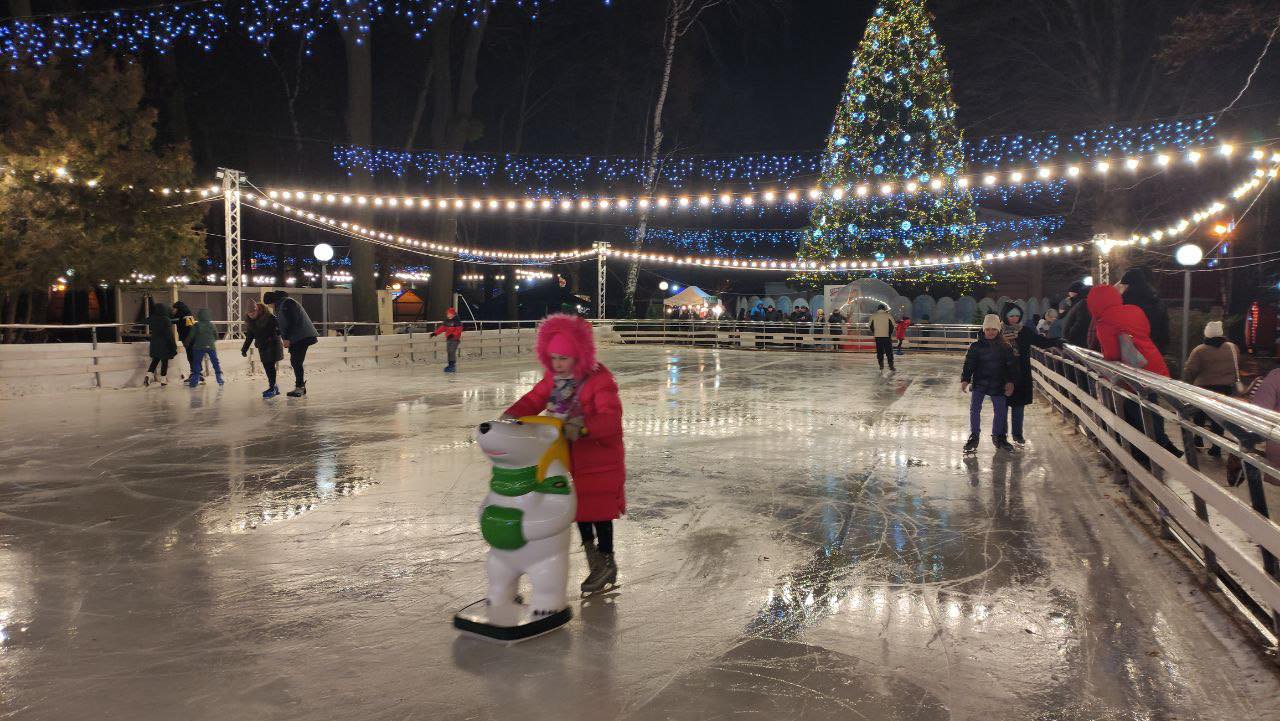 Новини Вінниці - фото з Свято під дощем. У Вінниці закрили головну ялинку, атракціони ще працюватимуть