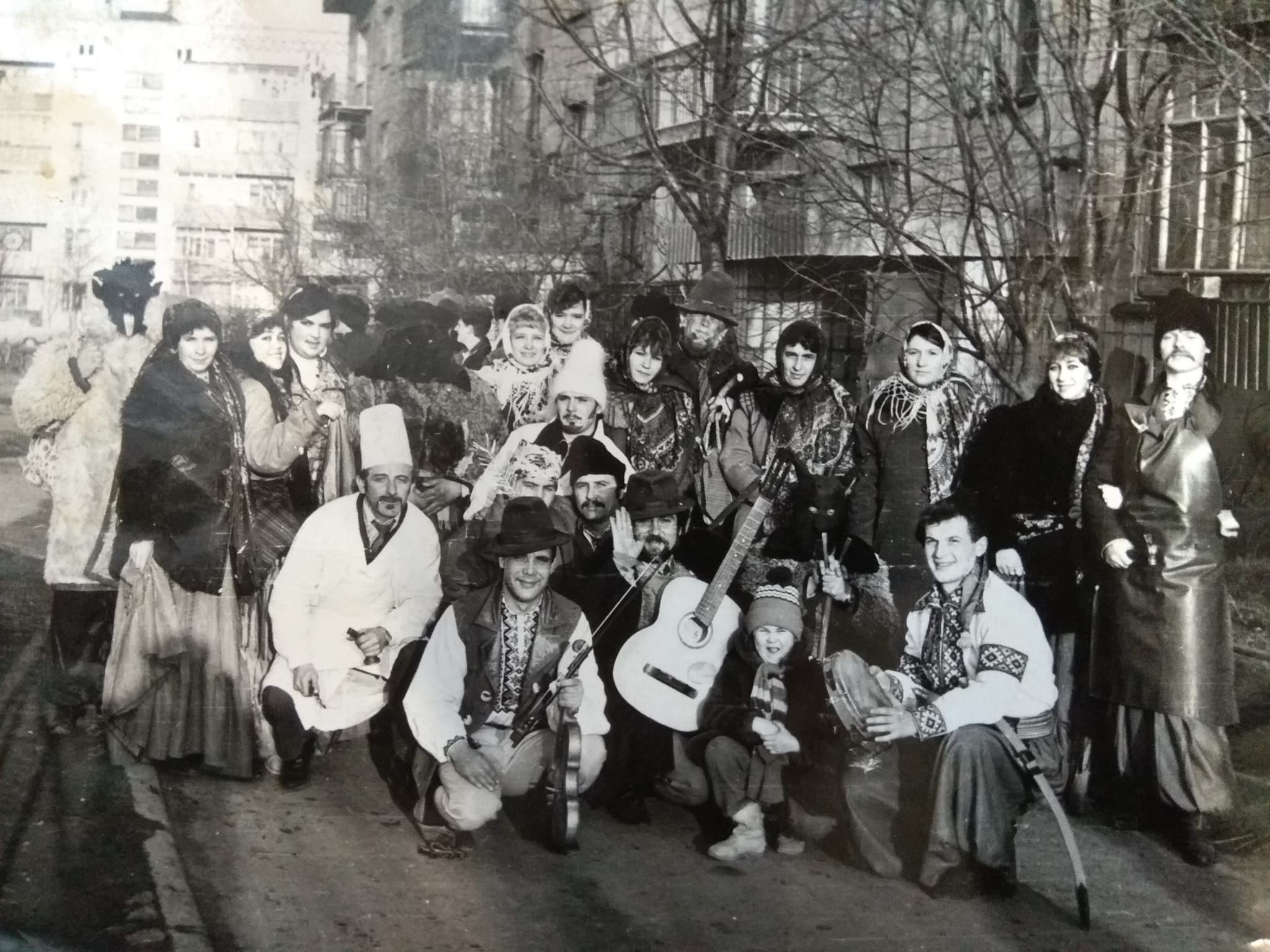 На зображенні може бути: 10 людей, люди стоять, люди грають на музичних інструментах та на відкритому повітрі