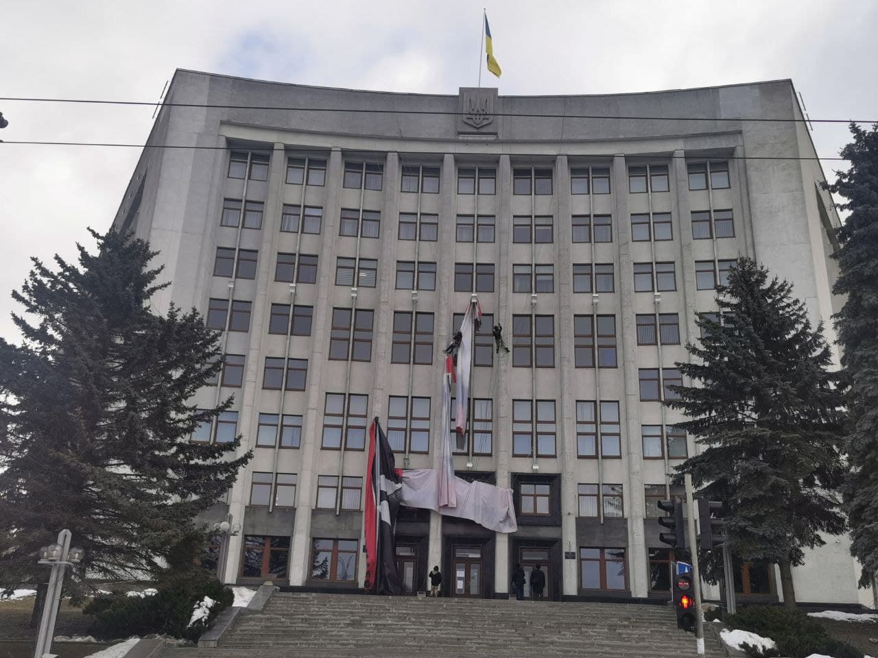 Новини Тернополя - фото з Банер Бандери, який розірвало вітром, знімають з приміщення облдержадміністрації (ФОТО ДНЯ)