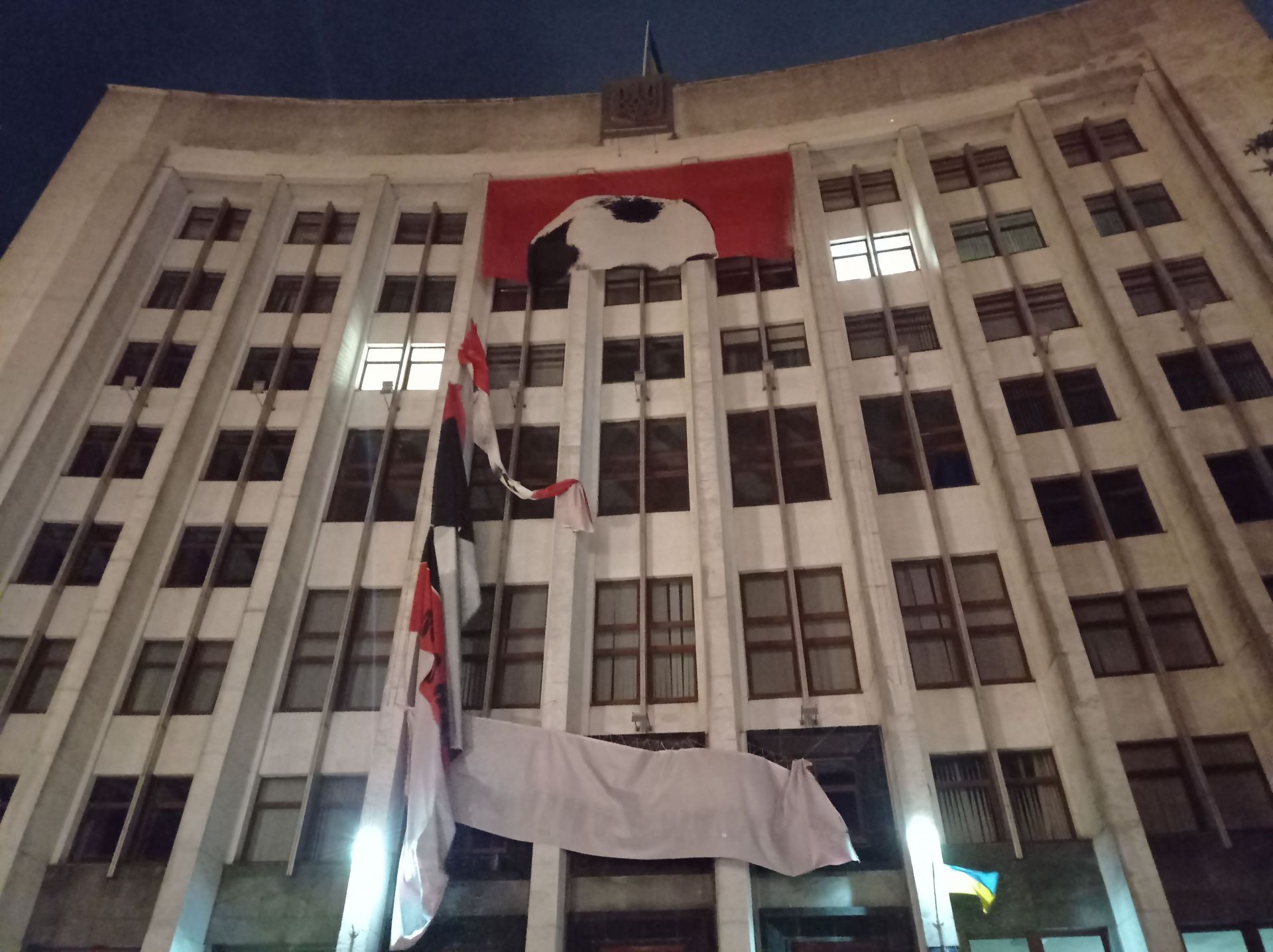 Новини Тернополя - фото з Банер Бандери, який розірвало вітром, знімають з приміщення облдержадміністрації (ФОТО ДНЯ)