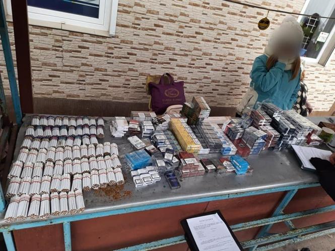Новини Хмельницького - фото з На працівниць ринку склали протоколи. Вони продавали сигарети без акцизу