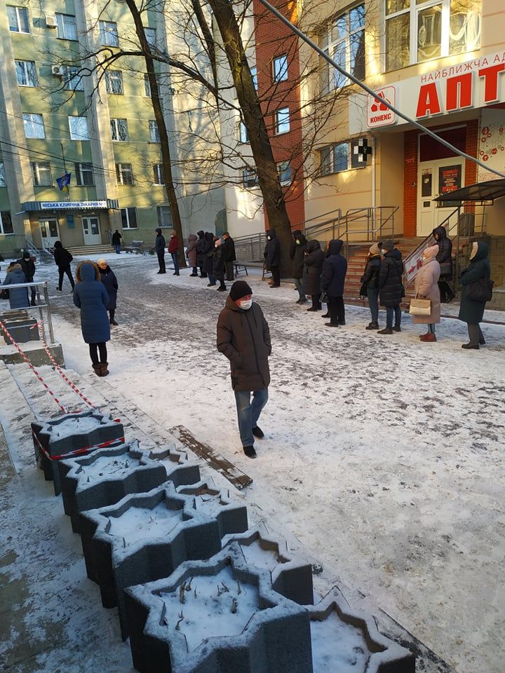 Новини Вінниці - фото з Хворі люди годинами стоять у черзі на ПЛР тести. Чим дальше, тим більше — говорять лікарі