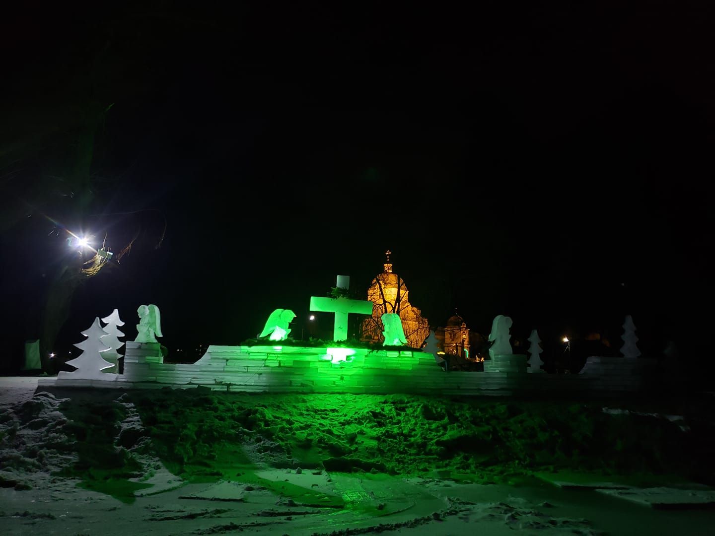 Новини Тернополя - фото з Фото льодової композиції в Зборові до Водохреща поширюють у соцмережі. Який вигляд має вдень і вночі