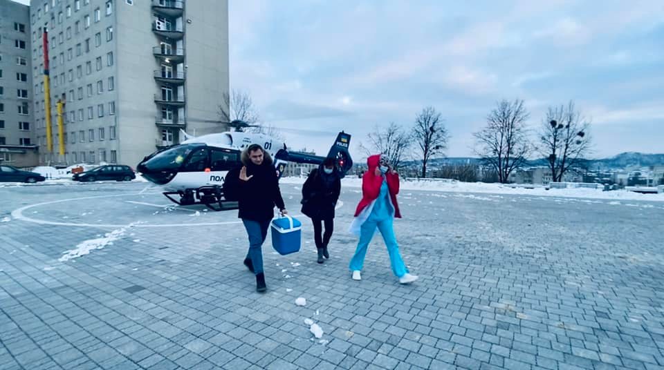 Новини Вінниці - фото з Коли одна смерть рятує інших. Печінку вінницького донора пересадили Артемчику На зображенні може бути: 3 людини, люди стоять та на відкритому повітрі