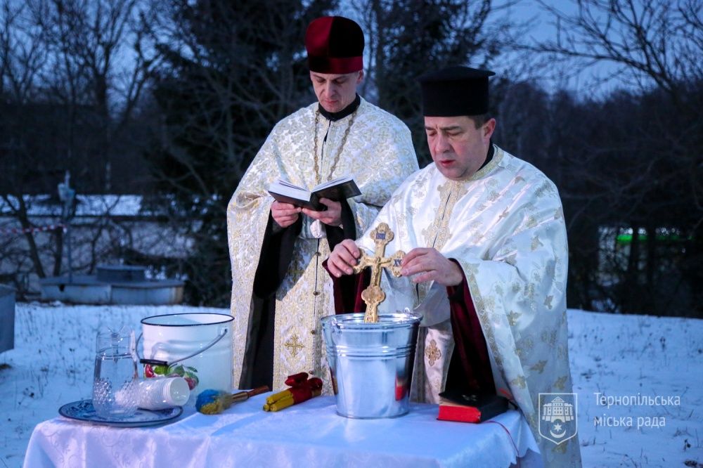 Новини Тернополя - фото з 19 січня у свято Богоявлення з кранів тернополян тече освячена вода