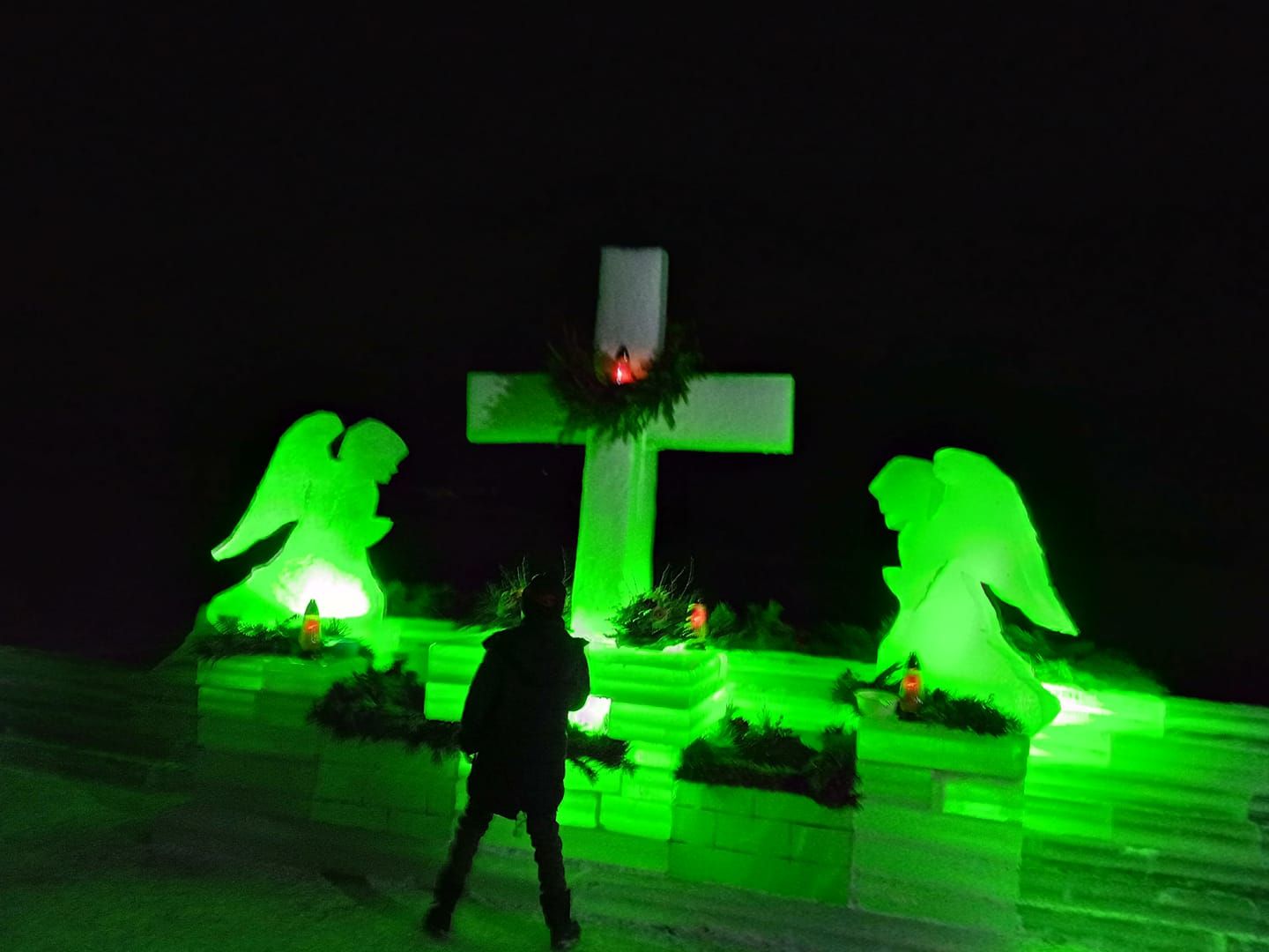 Новини Тернополя - фото з Фото льодової композиції в Зборові до Водохреща поширюють у соцмережі. Який вигляд має вдень і вночі