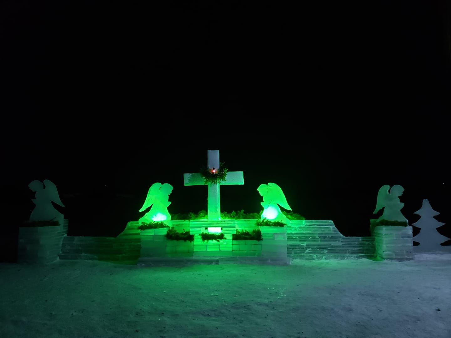 Новини Тернополя - фото з Фото льодової композиції в Зборові до Водохреща поширюють у соцмережі. Який вигляд має вдень і вночі