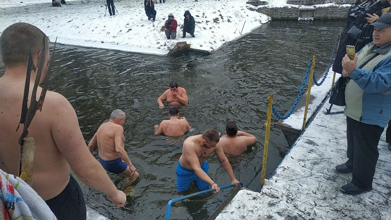 Новини Тернополя - фото з Як тернополяни занурюються на Водохреще (ФОТОРЕПОРТАЖ)