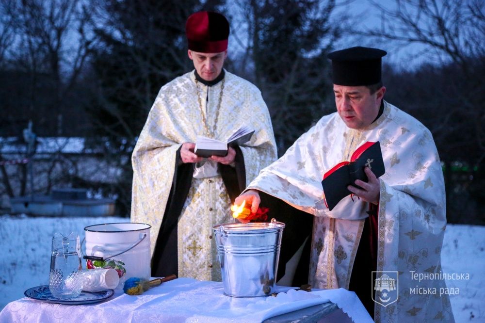 Новини Тернополя - фото з 19 січня у свято Богоявлення з кранів тернополян тече освячена вода