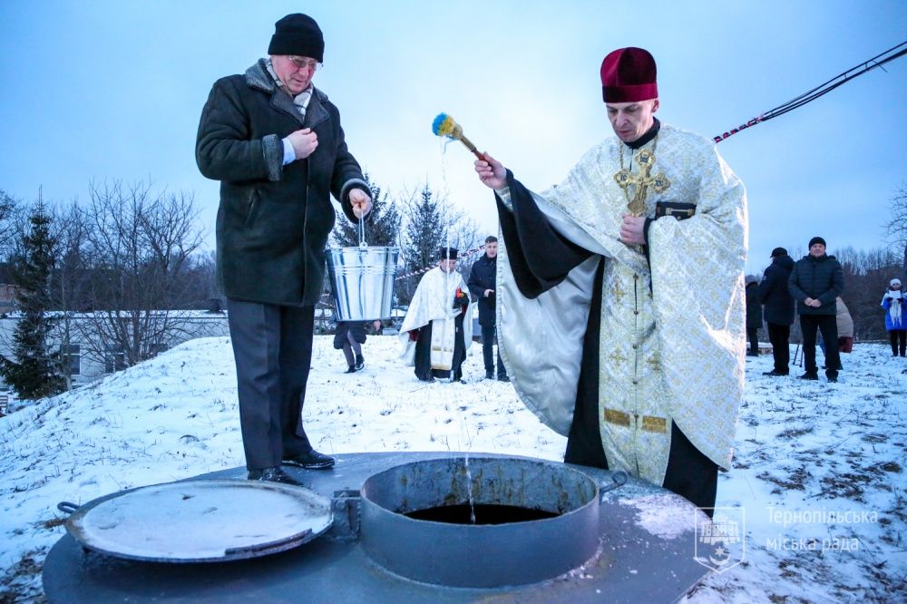Новини Тернополя - фото з 19 січня у свято Богоявлення з кранів тернополян тече освячена вода