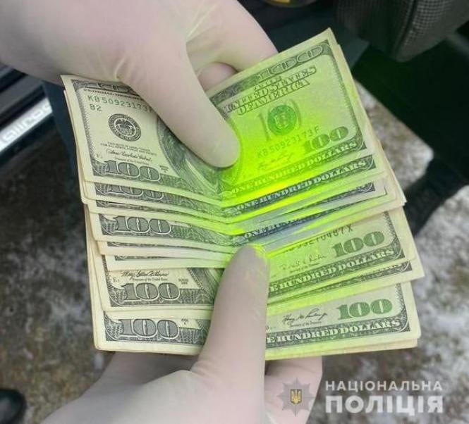Новини Хмельницького - фото з 1200 доларів, щоб “відкосити” від служби. На хабарі затримали військового комісара