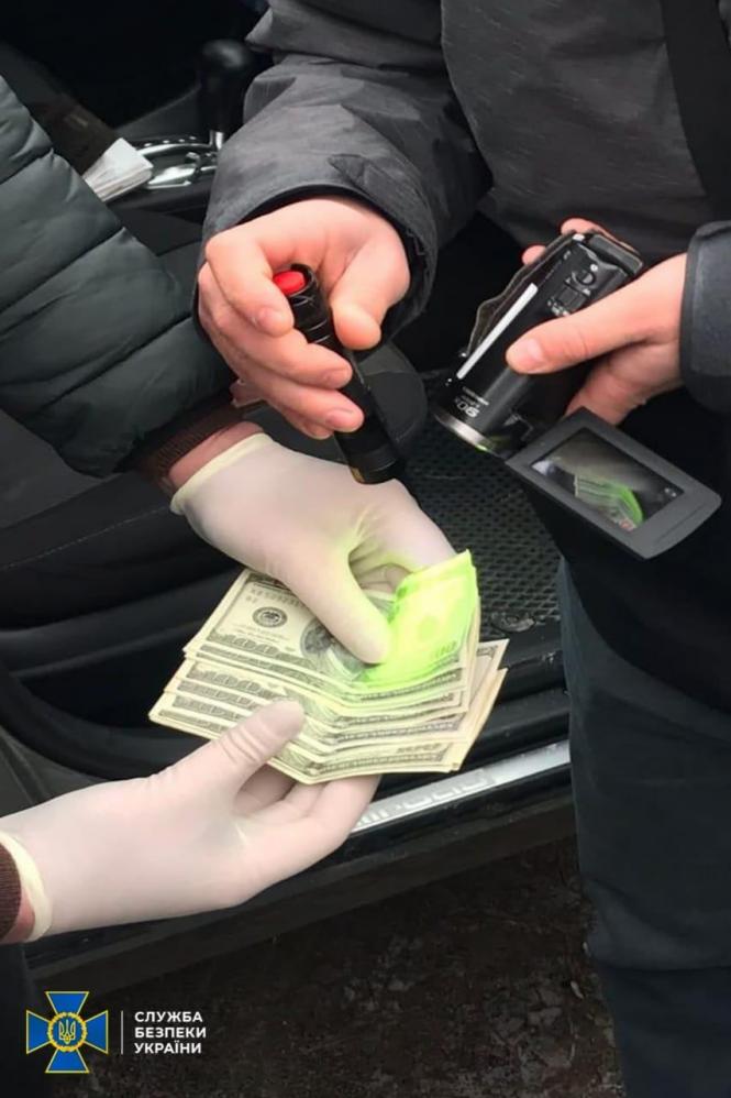 Новини Хмельницького - фото з 1200 доларів, щоб “відкосити” від служби. На хабарі затримали військового комісара