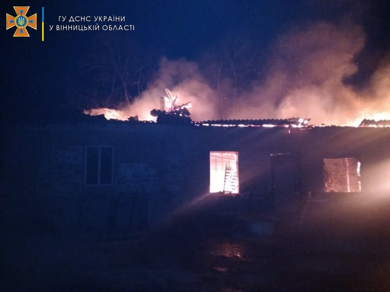 Новини Вінниці - фото з Масштабна пожежа у Липовці: магазин будматеріалів гасили 15 рятувальників
