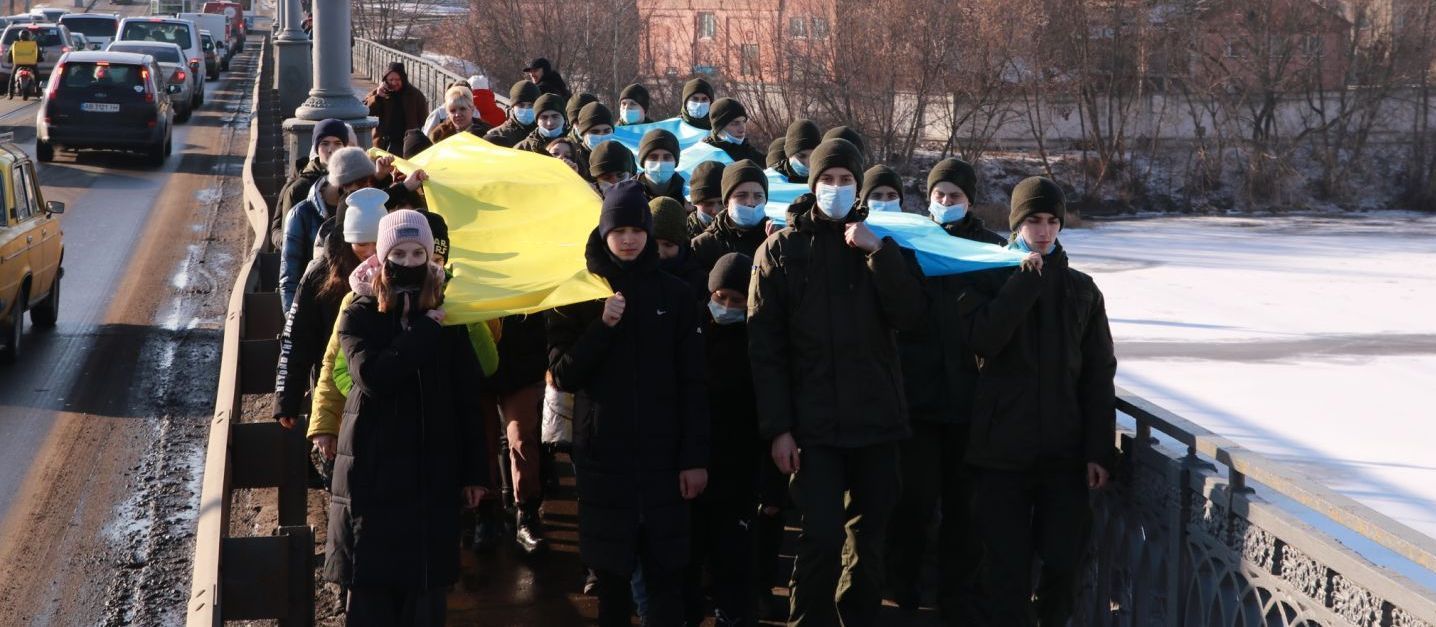 Новини Вінниці - фото з Гвардійці несли синю частину прапора, а учні — жовту, потім їх об’єднали. Акція до Дня Соборності у Вінниці
