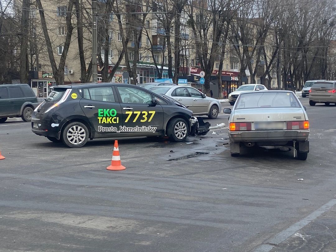 Новини Хмельницького - фото з ДТП біля Медтехніки: зіткнулися еко-таксі та легковик