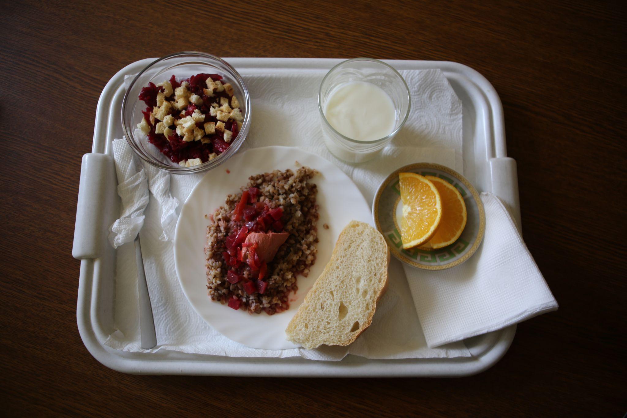 Новини Вінниці - фото з Капуста з кунжутом та курка в буряковому соусі: дегустуємо нове меню у трьох вінницьких школах