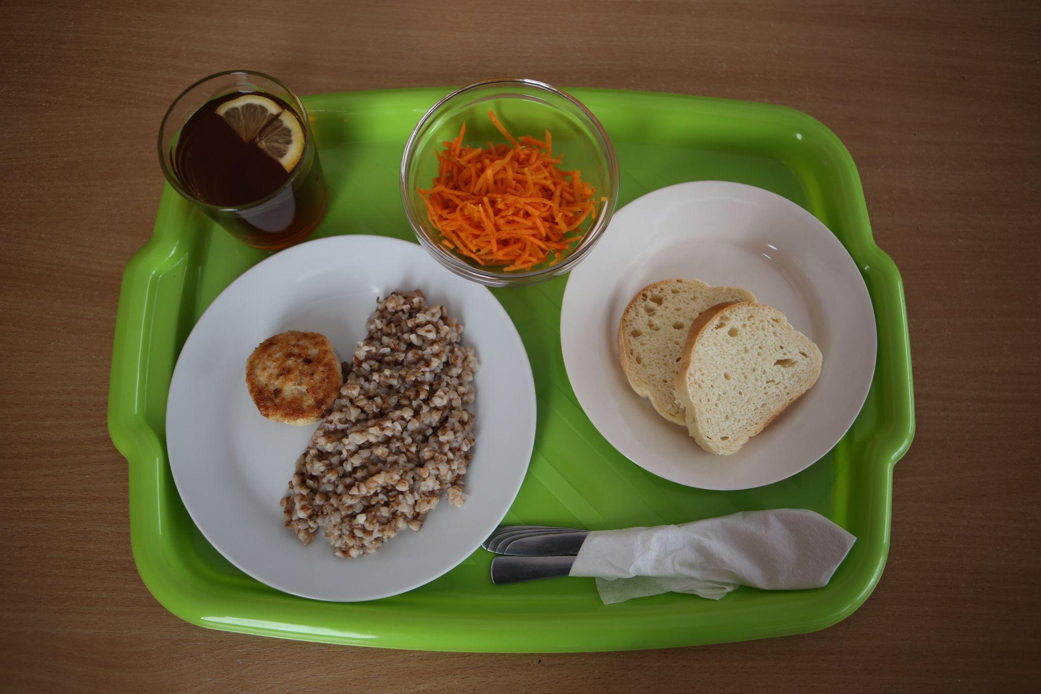 Новини Вінниці - фото з Капуста з кунжутом та курка в буряковому соусі: дегустуємо нове меню у трьох вінницьких школах