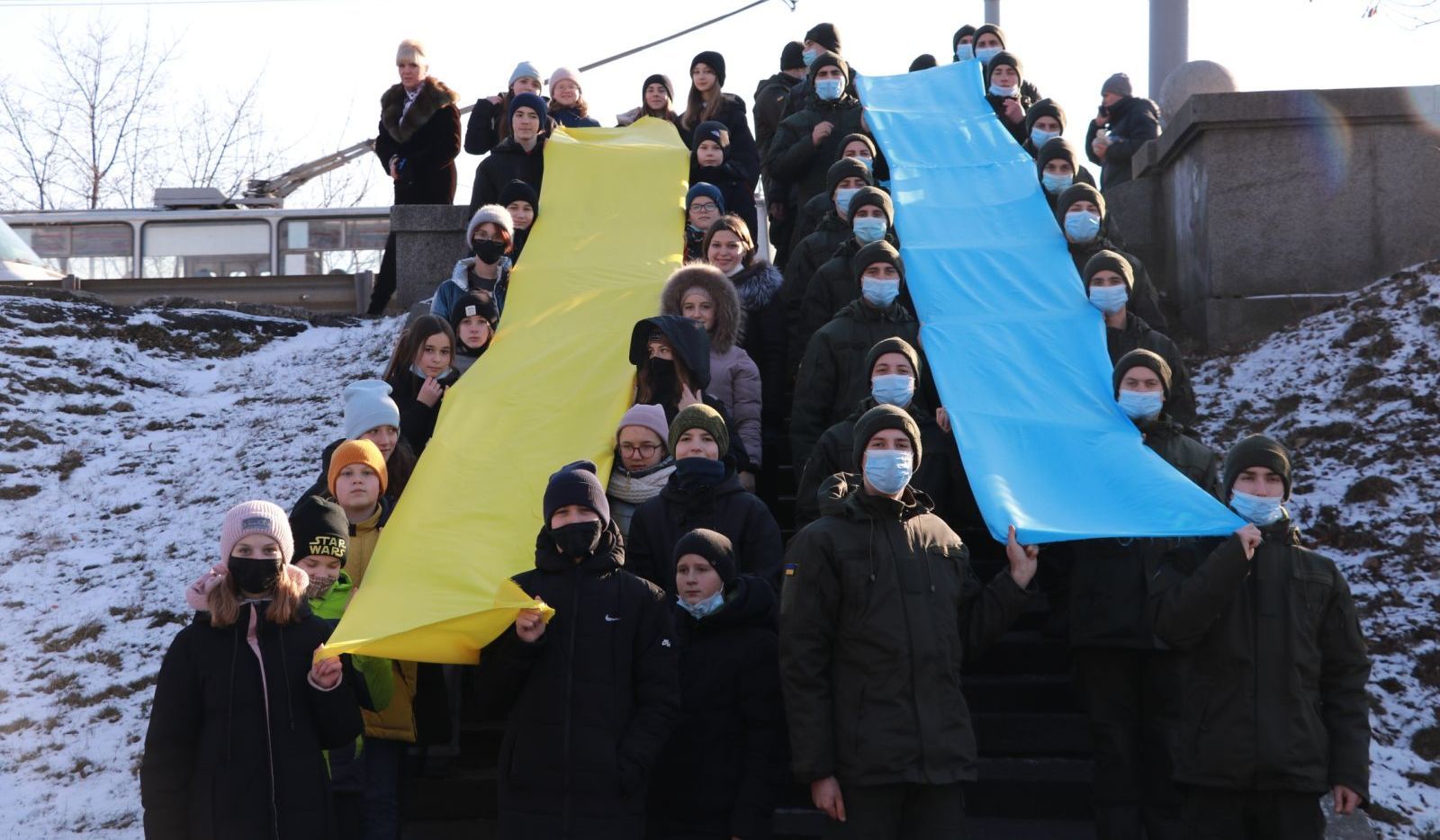 Новини Вінниці - фото з Гвардійці несли синю частину прапора, а учні — жовту, потім їх об’єднали. Акція до Дня Соборності у Вінниці