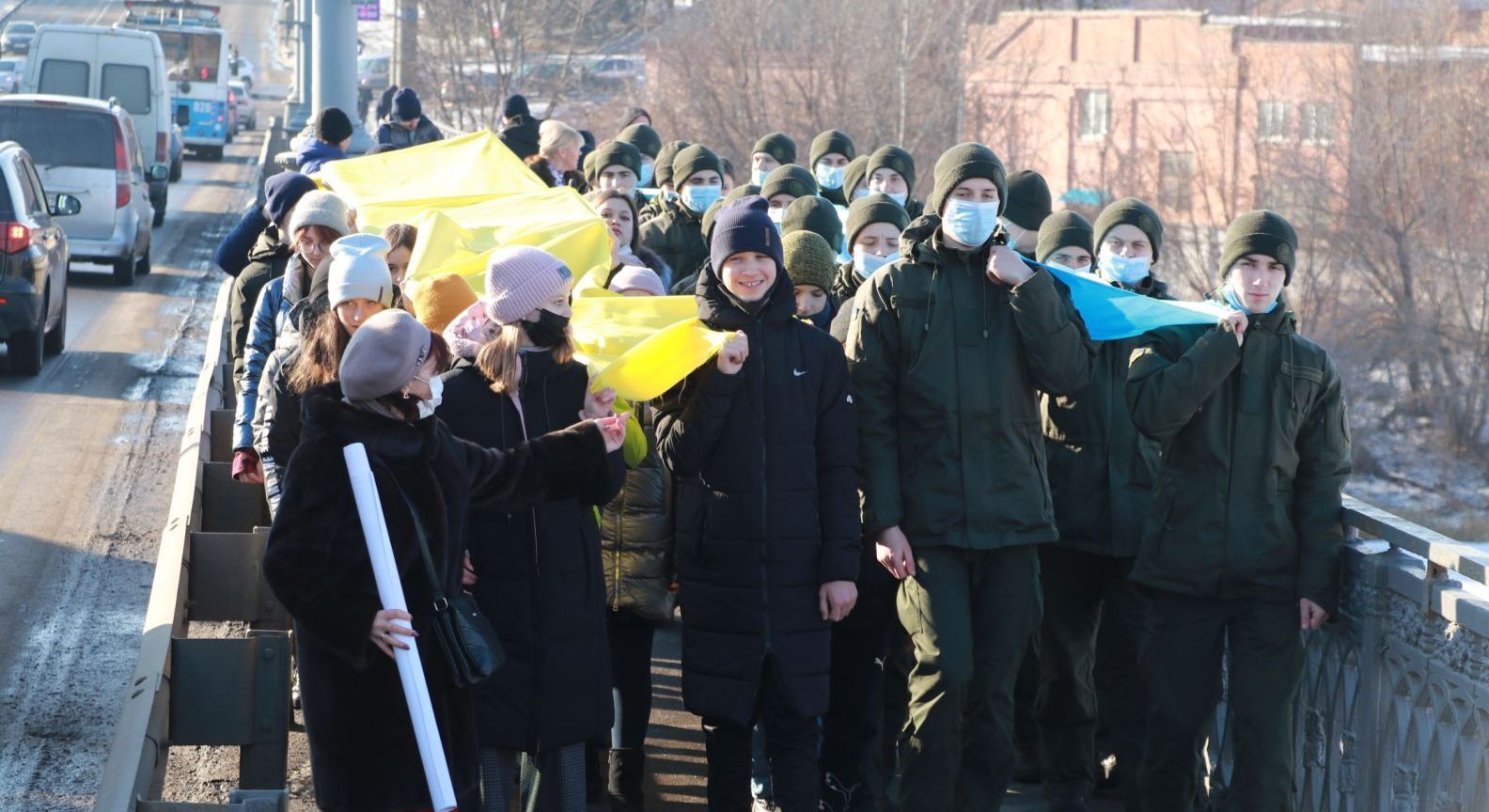 Новини Вінниці - фото з Гвардійці несли синю частину прапора, а учні — жовту, потім їх об’єднали. Акція до Дня Соборності у Вінниці