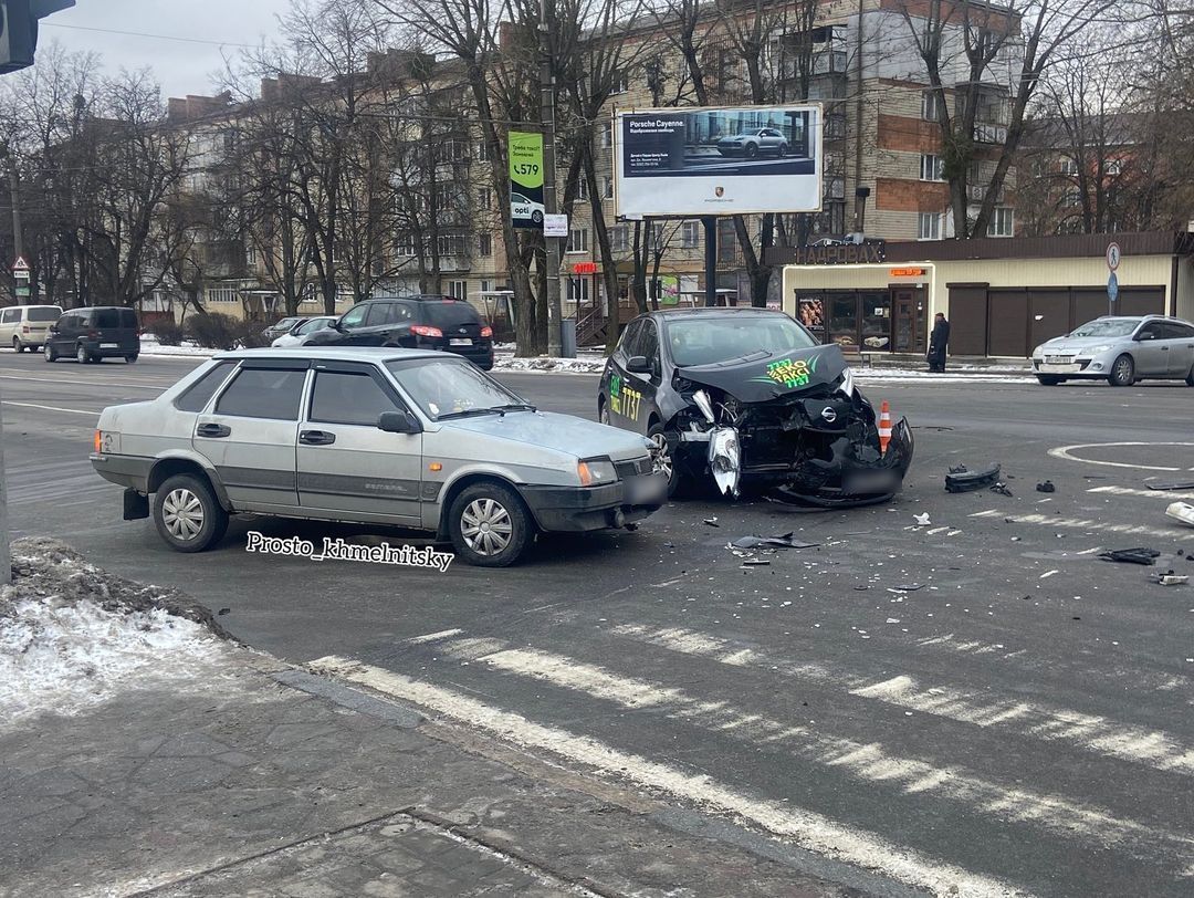 Новини Хмельницького - фото з ДТП біля Медтехніки: зіткнулися еко-таксі та легковик