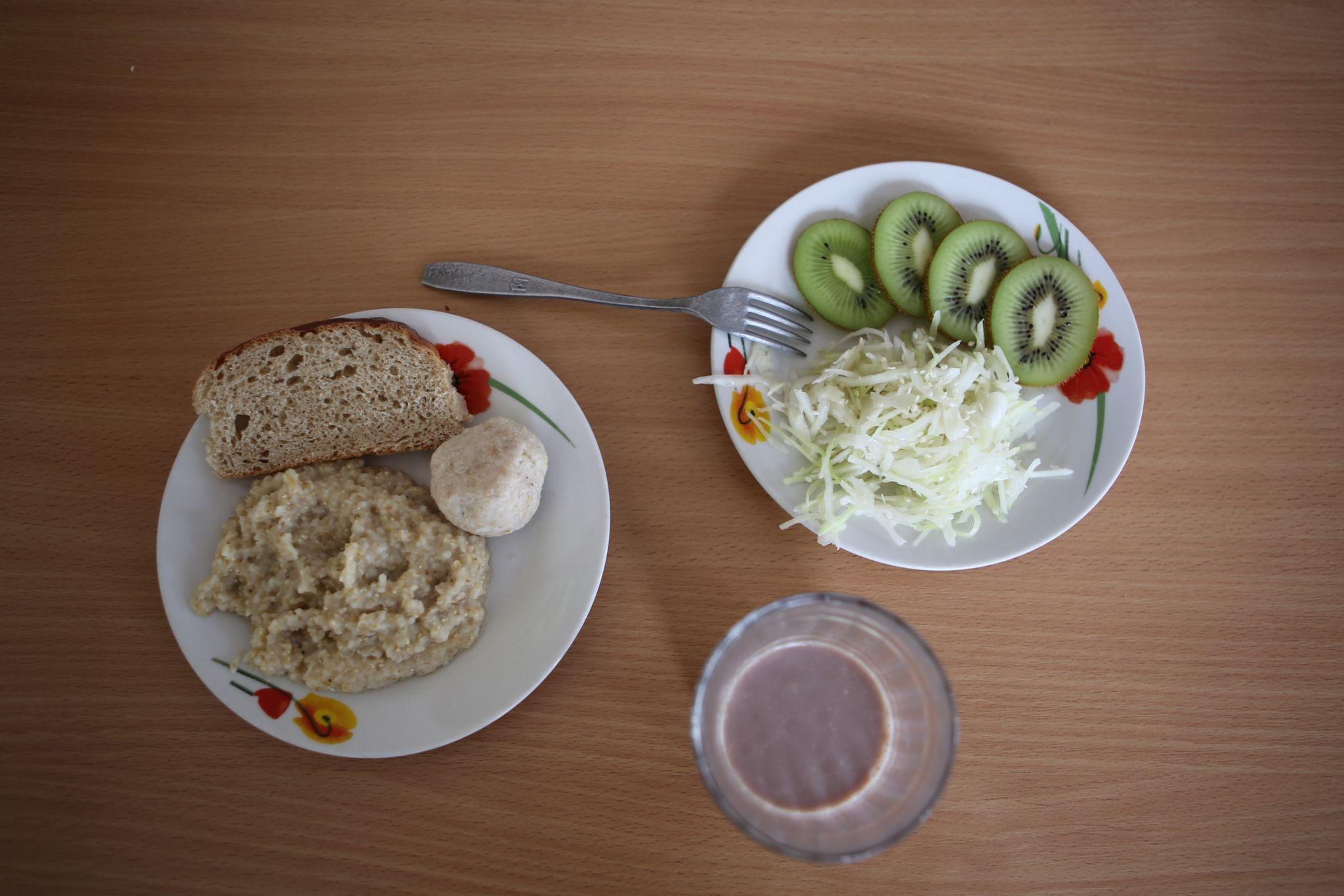 Новини Вінниці - фото з Капуста з кунжутом та курка в буряковому соусі: дегустуємо нове меню у трьох вінницьких школах