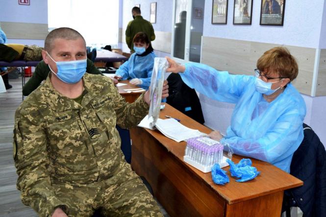 Новини Вінниці - фото з Вінницькі військовослужбовці здали понад 20 літрів крові