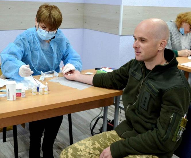 Новини Вінниці - фото з Вінницькі військовослужбовці здали понад 20 літрів крові