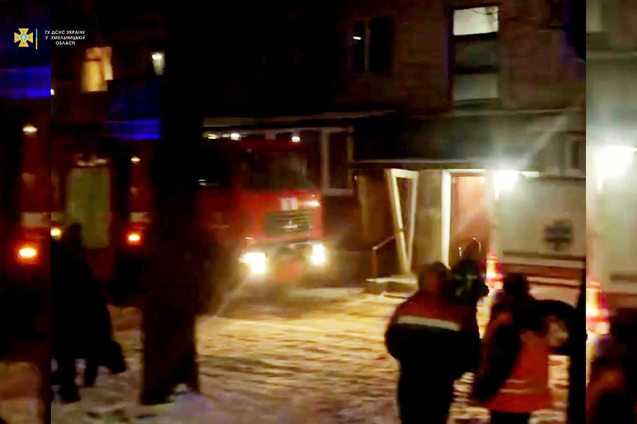 Новини Хмельницького - фото з На Львівському шосе горіла багатоповерхівка: врятували трьох безпритульних (ФОТО) Пожежа ангар ЗМі.00_03_03_13.Still002.jpg