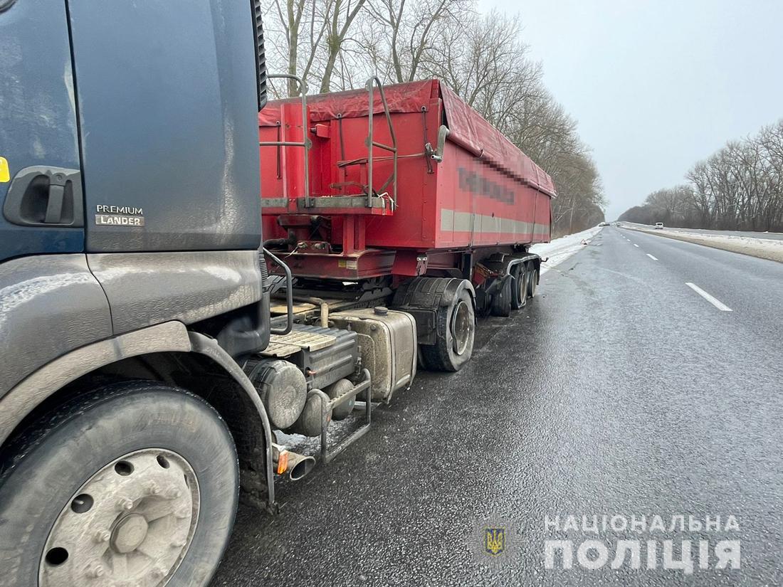 Новини Житомира - фото з У Житомирському районі «Renault Premium» виїхав на зустрічку і зіткнувся з вантажівкою