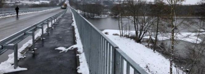 «З останніх сил тримала хлопця, який звисав з мосту…» Як 18-річна дівчина врятувала близького друга